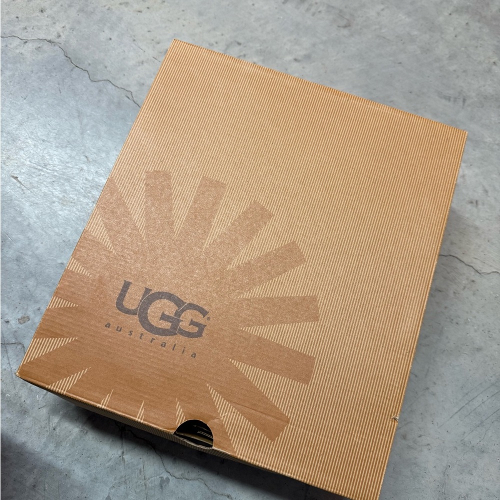 UGG women’s Classic short boots size 7 - Picture 7 of 8